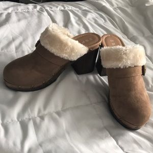 fuzzy Sprit Clogs